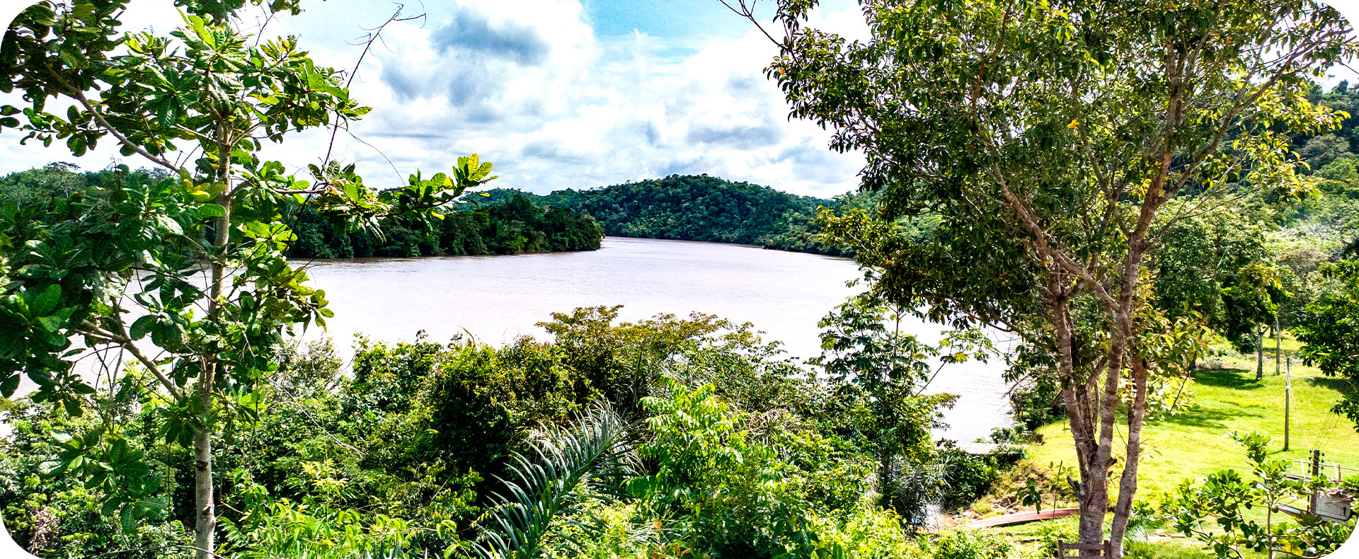 Rio Paru, na comunidade do Cafezal, área de floresta conservada do Projeto REDD+ Jari Pará